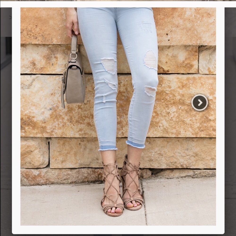 LAST CALL🌺 Cute M Light Wash Distressed Grace & Lace Jeggings